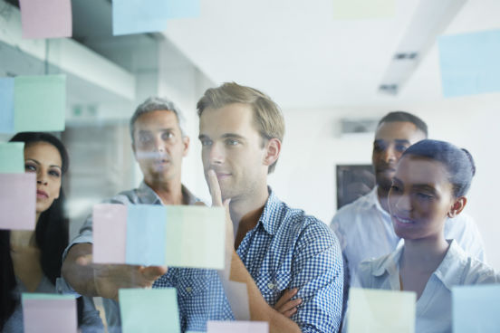 A professora ensina a aplicar ferramentas de design thinking para pensar de forma original e gerar inovação no mundo corporativo. As aulas incluem um modelo de quatro perguntas-chave para resolver problemas e algumas histórias reais de empresas que usaram a abordagem do design thinking para descobrir soluções criativas para seus problemas. (Imagem: iStock) A professora ensina a aplicar ferramentas de design thinking para pensar de forma original e gerar inovação no mundo corporativo. As aulas incluem um modelo de quatro perguntas-chave para resolver problemas e algumas histórias reais de empresas que usaram a abordagem do design thinking para descobrir soluções criativas para seus problemas. (Imagem: iStock)