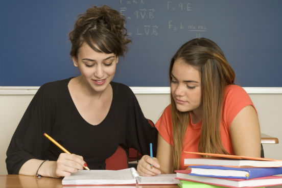 <strong>Não tenha medo de pedir ajuda. </strong>É completamente normal que você se atrapalhe um pouco no começo da faculdade devido à quantidade de responsabilidades novas que surgem. Não tenha medo e nem vergonha: peça ajuda antes que tudo vire uma bola de neve e você saia prejudicado. Se estiver com dificuldades em uma matéria, peça ajuda a um colega ou ao professor; se estiver passando por dificuldades pessoais que interfiram no seu rendimento, procure alguém que possa lhe aconselhar e conversar sobre isso.