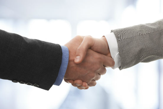 Trocar um aperto de mão no mundo corporativo é muito mais complexo do que parece. Mas há uma regra básica e fácil de memorizar: a pessoa hierarquicamente superior deve sempre iniciar o gesto. Se você está recebendo alguém na sua empresa, também cabe a você a iniciativa de estender a mão. (Imagem: Thinkstock) Trocar um aperto de mão no mundo corporativo é muito mais complexo do que parece. Mas há uma regra básica e fácil de memorizar: a pessoa hierarquicamente superior deve sempre iniciar o gesto. Se você está recebendo alguém na sua empresa, também cabe a você a iniciativa de estender a mão. (Imagem: Thinkstock)