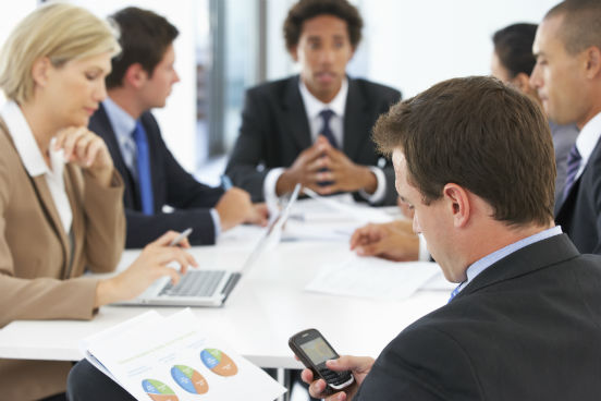 Não disfarçar a sua fixação pelo celular pode gerar grandes constrangimentos para um executivo. Deixar o aparelho sobre a mesa de reunião é desaconselhável. É melhor que fique no bolso, para que suas luzes e ruídos não virem fonte de distração. (Imagem: Thinkstock) Não disfarçar a sua fixação pelo celular pode gerar grandes constrangimentos para um executivo. Deixar o aparelho sobre a mesa de reunião é desaconselhável. É melhor que fique no bolso, para que suas luzes e ruídos não virem fonte de distração. (Imagem: Thinkstock)