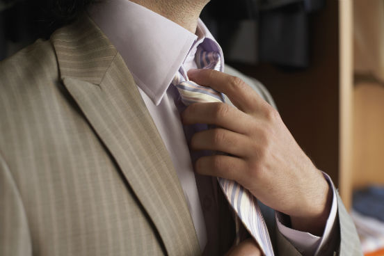 A sua imagem profissional depende muito mais das suas roupas do que você imagina. Descobrir qual é o código de vestimenta de uma empresa ou encontro profissional - e segui-lo à risca - é essencial para garantir a sua credibilidade. (Imagem: Thinkstock) A sua imagem profissional depende muito mais das suas roupas do que você imagina. Descobrir qual é o código de vestimenta de uma empresa ou encontro profissional - e segui-lo à risca - é essencial para garantir a sua credibilidade. (Imagem: Thinkstock)