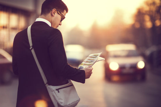 Certifique-se de dar uma olhada nas manchetes do dia para que, sempre que preciso, você possa manter-se no assunto do dia - especialmente se os acontecimentos afetarem o seu trabalho de alguma forma. (Imagem: iStock)