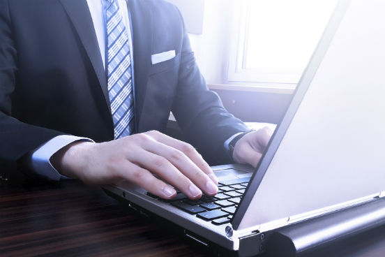 É difícil encontrar alguém que não tenha acesso à internet no trabalho hoje em dia. Ao mesmo tempo em que é bastante benéfico ter acesso a diversos tipos de informação, a situação pode fugir do controle muito facilmente. Para quem tem problemas em controlar a vontade de checar as redes sociais a todo tempo, existem extensões para navegadores que bloqueiam esses sites para que se possa focar apenas no trabalho. Outra dica é anotar eventuais dúvidas que vão surgindo ao longo do dia em uma caderneta e procurá-las no Google mais perto do fim do dia, para não perder muito tempo útil. (Imagem: iStock) É difícil encontrar alguém que não tenha acesso à internet no trabalho hoje em dia. Ao mesmo tempo em que é bastante benéfico ter acesso a diversos tipos de informação, a situação pode fugir do controle muito facilmente. Para quem tem problemas em controlar a vontade de checar as redes sociais a todo tempo, existem extensões para navegadores que bloqueiam esses sites para que se possa focar apenas no trabalho. Outra dica é anotar eventuais dúvidas que vão surgindo ao longo do dia em uma caderneta e procurá-las no Google mais perto do fim do dia, para não perder muito tempo útil. (Imagem: iStock)