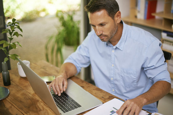 Outro problema do acesso constante à internet: conferir sua conta de e-mail o dia todo, o tempo inteiro. Estudos realizados pela Microsoft mostram que, a cada vez que você faz isso, perde até 25 minutos de tempo de trabalho. Para contornar essa tentação, feche todas as abas e programas de e-mail no seu computador e desligue o seu telefone por 30 minutos - tempo suficiente para que você tenha um bom pico de produtividade sem perder nenhum e-mail importante de algum cliente, por exemplo. (Imagem: iStock) Outro problema do acesso constante à internet: conferir sua conta de e-mail o dia todo, o tempo inteiro. Estudos realizados pela Microsoft mostram que, a cada vez que você faz isso, perde até 25 minutos de tempo de trabalho. Para contornar essa tentação, feche todas as abas e programas de e-mail no seu computador e desligue o seu telefone por 30 minutos - tempo suficiente para que você tenha um bom pico de produtividade sem perder nenhum e-mail importante de algum cliente, por exemplo. (Imagem: iStock)