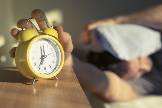 Até pode parecer que usar o botão de soneca dá um pouco mais de energia para que você comece o dia, mas a verdade é que ele faz mais mal do que bem. Isso porque, logo quando você acorda, seu sistema endócrino começa a produzir hormônios importantes para que você se sinta disposto ao longo do dia - voltando a dormir, você acaba freiando esse processo e, consequentemente, pode se sentir mais cansado durante o dia. (Imagem: iStock) Até pode parecer que usar o botão de soneca dá um pouco mais de energia para que você comece o dia, mas a verdade é que ele faz mais mal do que bem. Isso porque, logo quando você acorda, seu sistema endócrino começa a produzir hormônios importantes para que você se sinta disposto ao longo do dia - voltando a dormir, você acaba freiando esse processo e, consequentemente, pode se sentir mais cansado durante o dia. (Imagem: iStock)