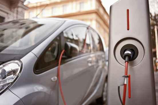 Além disso, devido à sua leveza e durabilidade, ele também é a matéria-prima para as baterias dos novos carros elétricos, que prometem ser o futuro da indústria automobilística. (Imagem: Thinkstock)