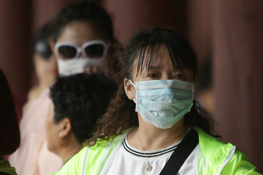 O Mers-CoV pertence à família do coronavírus que originou a Síndrome Respiratória Aguda Grave (Sars, do inglês Severe Acurate Respiratory Syndrome), doença que infectou mais de 8 mil pessoas e levou 800 delas à morte em uma epidemia global que ocorreu no ano de 2003. Mas, desde 2004 nenhum caso de Sars foi relatado mundialmente. (Imagem: Chung Sung-Jun/Getty Images)