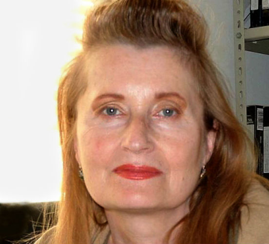 <strong>Elfriede Jelinek</strong> é austríaca. Em suas obras de prosa, ela explora a violência de maneira que chega a ser provocativa (com detalhes explícitos de cenas de violência sexual, por exemplo), o que divide os críticos e a faz uma figura muito polêmica no país. <strong>Elfriede Jelinek</strong> é austríaca. Em suas obras de prosa, ela explora a violência de maneira que chega a ser provocativa (com detalhes explícitos de cenas de violência sexual, por exemplo), o que divide os críticos e a faz uma figura muito polêmica no país.