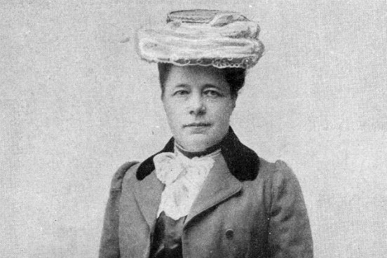 Nascida em 1858 na Suécia, <strong>Selma Lagerlöf</strong> foi a primeira mulher a ganhar um Prêmio Nobel de Literatura, em 1909. Ela também foi a primeira mulher a fazer parte da Academia Sueca, em 1914. Seu trabalho inclui romances históricos e um livro infantil bastante popular chamado A Maravilhosa Viagem de Nils Holgersson através da Suécia. Nascida em 1858 na Suécia, <strong>Selma Lagerlöf</strong> foi a primeira mulher a ganhar um Prêmio Nobel de Literatura, em 1909. Ela também foi a primeira mulher a fazer parte da Academia Sueca, em 1914. Seu trabalho inclui romances históricos e um livro infantil bastante popular chamado A Maravilhosa Viagem de Nils Holgersson através da Suécia.