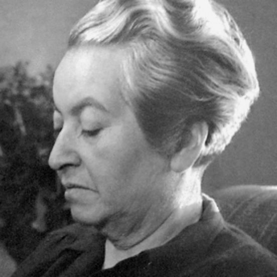 Primeira mulher da América Latina a receber um Prêmio Nobel de Literatura, <strong>Gabriela Mistral</strong> (pseudônimo do seu verdadeiro nome, Lucila Godoy Alcayaga) nasceu no Chile, em 1889. Defensora da democracia e dos direitos das mulheres, ela recebeu o prêmio em 1945. Seus poemas abordam a natureza, traição, amor, tristeza e recuperação, além da questão da identidade latino-americana. É dela o retrato que ilustra a nota de 5 mil pesos chilenos. Primeira mulher da América Latina a receber um Prêmio Nobel de Literatura, <strong>Gabriela Mistral</strong> (pseudônimo do seu verdadeiro nome, Lucila Godoy Alcayaga) nasceu no Chile, em 1889. Defensora da democracia e dos direitos das mulheres, ela recebeu o prêmio em 1945. Seus poemas abordam a natureza, traição, amor, tristeza e recuperação, além da questão da identidade latino-americana. É dela o retrato que ilustra a nota de 5 mil pesos chilenos.