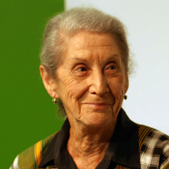Nascida na África do Sul, <strong>Nadine Gordimer</strong> escreveu romances como The Lying Days e A Guest of Honour. Ela foi uma voz muito importante contra o apartheid na África da Sul - a maioria das suas obras retratam a situação social do país nesse período. Nascida na África do Sul, <strong>Nadine Gordimer</strong> escreveu romances como The Lying Days e A Guest of Honour. Ela foi uma voz muito importante contra o apartheid na África da Sul - a maioria das suas obras retratam a situação social do país nesse período.