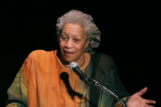 Primeira mulher negra a receber um Nobel de Literatura, <strong>Toni Morrison</strong> é uma escritora, editora e professora dos Estados Unidos. Seus romances são conhecidos por seus temas épicos, diálogos vívidos e personagens extrema e ricamente detalhados.