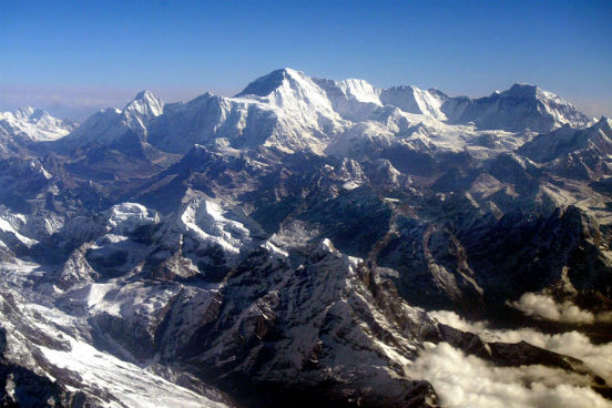 A convergência das placas gerou uma região montanhosa que possui, inclusive, a maior montanha da Terra: o Monte Everest. Conforme essas placas se aproximam, o Monte Everest e as montanhas ao seu redor se erguem, causando vários tremores. (Imagem: Getty Images) A convergência das placas gerou uma região montanhosa que possui, inclusive, a maior montanha da Terra: o Monte Everest. Conforme essas placas se aproximam, o Monte Everest e as montanhas ao seu redor se erguem, causando vários tremores. (Imagem: Getty Images)