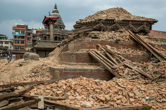 A série de terremotos que teve início em abril de 2015 no Nepal foi especialmente devastadora pois, além da alta magnitude, o foco dos tremores ocorreu bem próximo da superfície, a apenas 10 ou 15 quilômetros de profundidade. (Imagem: Getty Images) A série de terremotos que teve início em abril de 2015 no Nepal foi especialmente devastadora pois, além da alta magnitude, o foco dos tremores ocorreu bem próximo da superfície, a apenas 10 ou 15 quilômetros de profundidade. (Imagem: Getty Images)