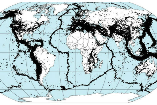 Japão, Indonésia, Índia, Filipinas, Turquia, Haiti e Chile são alguns dos lugares mais atingidos por terremotos no mundo, pois estão localizados nos limites de placas tectônicas. (Imagem: cortesia da NASA) Japão, Indonésia, Índia, Filipinas, Turquia, Haiti e Chile são alguns dos lugares mais atingidos por terremotos no mundo, pois estão localizados nos limites de placas tectônicas. (Imagem: cortesia da NASA)