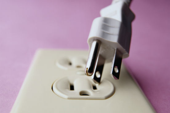 Já pensou se o plug do seu notebook não se encaixar em tomada nenhuma de onde você estiver morando? Uma boa dica é pesquisar o padrão de tomada do país e comprar um adaptador aqui no Brasil para não passar por esse estresse por lá. Outro macete é levar uma régua de tomada - afinal, você não tem como saber se vai chegar no seu quarto e encontrar uma única tomada para carregar seu computador, seu celular, sua câmera... (Imagem: Thinkstock) Já pensou se o plug do seu notebook não se encaixar em tomada nenhuma de onde você estiver morando? Uma boa dica é pesquisar o padrão de tomada do país e comprar um adaptador aqui no Brasil para não passar por esse estresse por lá. Outro macete é levar uma régua de tomada - afinal, você não tem como saber se vai chegar no seu quarto e encontrar uma única tomada para carregar seu computador, seu celular, sua câmera... (Imagem: Thinkstock)