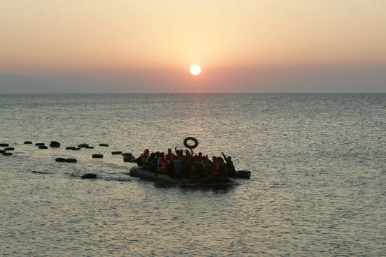 Centenas de imigrantes e refugiados chegam diariamente nas ilhas de Kos, Chios e Lesbos, na Grécia, que já se encontram superlotadasde imigrantes. A Grécia é uma das principais rotas para quem busca refúgio na Europa pelo mar, e, segundo estimativas do Alto Comissariado das Nações Unidas para os Refugiados (Acnur), o país recebeu quase 50 mil imigrantes apenas no mês de julho deste ano - número que já é superior ao total anual de 2014. (Imagem: Getty Images) Centenas de imigrantes e refugiados chegam diariamente nas ilhas de Kos, Chios e Lesbos, na Grécia, que já se encontram superlotadasde imigrantes. A Grécia é uma das principais rotas para quem busca refúgio na Europa pelo mar, e, segundo estimativas do Alto Comissariado das Nações Unidas para os Refugiados (Acnur), o país recebeu quase 50 mil imigrantes apenas no mês de julho deste ano - número que já é superior ao total anual de 2014. (Imagem: Getty Images)