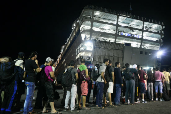 Em uma tentativa de controlar a situação, as autoridades gregas recentemente enviaram o ferry Eleftherios Venizelos para o porto de Kos. Ele tem capacidade para abrigar 2.500 refugiados e ajudará a acelerar os procedimentos de obtenção de documentação. Segundo a Acnur, os funcionários a bordo do ferry irão cadastrar os sírios já presentes na ilha e também os refugiados que forem chegando, independentemente de sua nacionalidade. (Imagem: Getty Images)