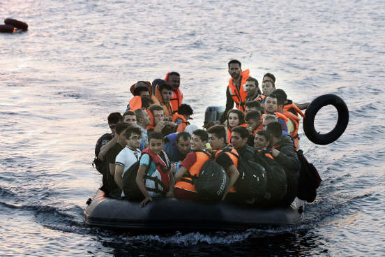 Toda essa situação que a Grécia está passando faz parte de um ciclo muito mais complexo. Há anos, imigrantes saem da África, da Síria e do Iraque fugindo de guerras civis em suas terras natais, ou de dificuldades econômicas, para tentar chegar à Europa. A travessia é feita pelo mar Mediterrâneo em condições extremamente precárias e perigosas. (Imagem: Getty Images) Toda essa situação que a Grécia está passando faz parte de um ciclo muito mais complexo. Há anos, imigrantes saem da África, da Síria e do Iraque fugindo de guerras civis em suas terras natais, ou de dificuldades econômicas, para tentar chegar à Europa. A travessia é feita pelo mar Mediterrâneo em condições extremamente precárias e perigosas. (Imagem: Getty Images)