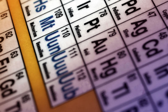 Quatro elementos químicos ganharam o reconhecimento oficial da União Internacional de Química Pura e Aplicada (Iupac) e passaram a fazer parte da tabela periódica. Produzidos artificialmente durante a última década, eles são altamente radioativos. Essa é a primeira alteração que acontece na tabela periódica desde 2001, quando foram adicionados a ela outros dois elementos: o Fleróvio (114) e o Livermório (116). Saiba mais a seguir. (Imagem: iStock)