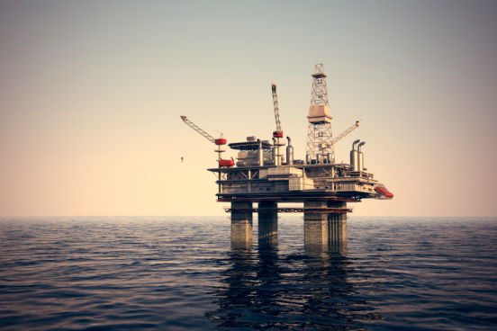 Principal fonte de energia na atualidade, o petróleo é um recurso natural esgotável. É a partir dele que são obtidos a gasolina, o gás natural e o asfalto, por exemplo. Saiba mais sobre as características do petróleo e seus derivados a seguir. (Imagem: Thinkstock) Principal fonte de energia na atualidade, o petróleo é um recurso natural esgotável. É a partir dele que são obtidos a gasolina, o gás natural e o asfalto, por exemplo. Saiba mais sobre as características do petróleo e seus derivados a seguir. (Imagem: Thinkstock)