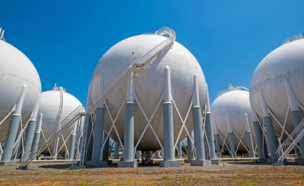 Gasolina, diesel e outros derivados são obtidos do pretróleo através do processo de destilação nas refinarias. Após ser aquecido até se transformar totalmente em vapor, o petróleo é levado para uma torre de destilação. Nela, o vapor é resfriado a temperaturas diferentes e vira líquido. Como cada um dos produtos obtidos do petróleo possui um ponto de evaporação diferente, cada fração da torre é responsável por separar um deles. (Imagem: Thinkstock) Gasolina, diesel e outros derivados são obtidos do pretróleo através do processo de destilação nas refinarias. Após ser aquecido até se transformar totalmente em vapor, o petróleo é levado para uma torre de destilação. Nela, o vapor é resfriado a temperaturas diferentes e vira líquido. Como cada um dos produtos obtidos do petróleo possui um ponto de evaporação diferente, cada fração da torre é responsável por separar um deles. (Imagem: Thinkstock)