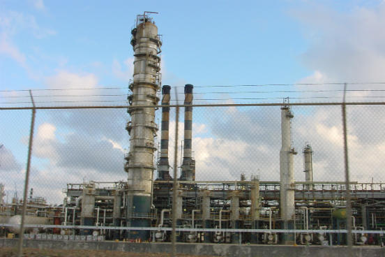 Na torre de destilação, os alcanos com maior número de carbono (portanto mais densos e com maior ponto de ebulição) saem pela parte de baixo. Já os alcanos com menor número de carbono (menos densos e com menor ponto de ebulição) saem por cima. (Imagem: Wikimedia Commons) Na torre de destilação, os alcanos com maior número de carbono (portanto mais densos e com maior ponto de ebulição) saem pela parte de baixo. Já os alcanos com menor número de carbono (menos densos e com menor ponto de ebulição) saem por cima. (Imagem: Wikimedia Commons)