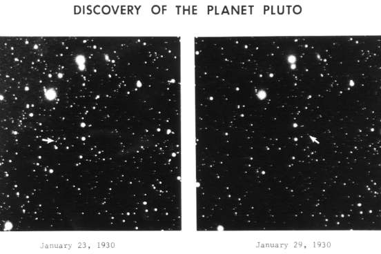Com base em observações de que a órbita de Urano estava sendo perturbada por outro planeta, o cientista Percival Lowell iniciou, em 1906, um grande projeto para procurar um possível nono planeta, que ele chamou a princípio de Planeta X. Esse nono planeta só foi descoberto em 1930, quando Clyde Tombaugh encontrou um possível objeto em movimento em fotografias do espaço, tiradas em 23 de janeiro e em 29 de janeiro do mesmo ano. (Imagem: Wikimedia Commons)