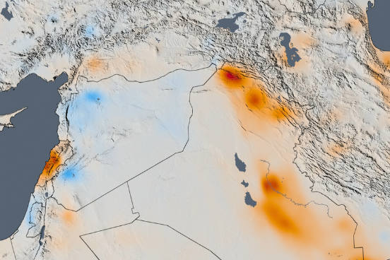 No Oriente Médio, mais especificamente no Iraque, Kuwait e Irã, a concentração de dióxido de nitrogênio apresentou um aumento de 2005 até 2014 - indicado pela cor laranja no mapa -, o que provavelmente é uma consequência do crescimento econômico desses países. Na Síria, no entanto, a situação não é a mesma: os níveis dessa gás diminuíram consideravelmente desde 2011, muito provavelmente devido à guerra civil, que interrompeu a atividade econômica e desabrigou milhares de pessoas no país. Por isso, a região aparece com uma coloração azul no mapa.  (Imagem: Reprodução/NASA)