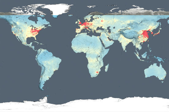 A imagem mostra a concentração de dióxido de nitrogênio na atmosfera, em 2005. As cores verde e azul representam concentrações menores, enquanto laranja e vermelho indicam concentrações altas. (Imagem: Reprodução/NASA)