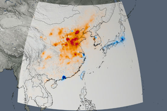 Já a China, a Índia e o Oriente Médio viram a poluição aumentar - uma consequência direta do crescimento acelerado dessas economias e das suas indústrias. O mapa levantado pelo satélite Aura deixa clara a tendência da concentração de dióxido de nitrogênio na região da Ásia, entre 2005 e 2014, sendo que o azul representa a diminuição e o laranja o aumento dos níveis de concentração do gás. (Imagem: Reprodução/NASA).