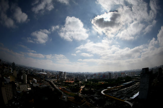 Observando so dados, também é possível perceber que o Brasil manteve basicamente a mesma concentração de dióxido de nitrogênio em sua atmosfera, entre os anos de 2005 e 2014. A exceção é a região correspondente à Grande São Paulo, que apresenta índices bastante altos, semelhantes aos de outras grandes metrópoles globais. (Imagem: Getty Images)