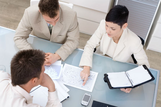 O que faz: desenvolve técnicas e treinamentos com trabalhos de planos de desenvolvimento individuais, baseado na gestão de competências. Porque está em baixa: segundo Anna Melo, gerente da Randstad Professionals, treinamento e desenvolvimento são uma excelente ferramenta de retenção e motivação de profissionais que buscam crescimento. Entretanto, a atividade gera um custo que, no atual momento econômico, está sendo evitado pelas empresas. Nesse contexto, o profissional fica sem orçamento e obsoleto na estrutura. (Imagem: Thinkstock) O que faz: desenvolve técnicas e treinamentos com trabalhos de planos de desenvolvimento individuais, baseado na gestão de competências. Porque está em baixa: segundo Anna Melo, gerente da Randstad Professionals, treinamento e desenvolvimento são uma excelente ferramenta de retenção e motivação de profissionais que buscam crescimento. Entretanto, a atividade gera um custo que, no atual momento econômico, está sendo evitado pelas empresas. Nesse contexto, o profissional fica sem orçamento e obsoleto na estrutura. (Imagem: Thinkstock)