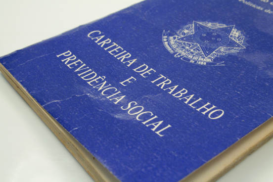 As previsões para 2015 trazem desempenho abaixo do esperado para a indústria, o que se reflete no aumento do número de demissões, diz Fábio Salomon, sócio da Salomon e Azzi. O profissional normalmente tem formação em Direito com educação continuada na área trabalhista na forma de especialização, mestrado ou doutorado. Aperfeiçoamento em relações sindicais é um diferencial. (Foto: Marcos Santos/USP Imagens) As previsões para 2015 trazem desempenho abaixo do esperado para a indústria, o que se reflete no aumento do número de demissões, diz Fábio Salomon, sócio da Salomon e Azzi. O profissional normalmente tem formação em Direito com educação continuada na área trabalhista na forma de especialização, mestrado ou doutorado. Aperfeiçoamento em relações sindicais é um diferencial. (Foto: Marcos Santos/USP Imagens)