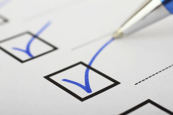 Este é um método intuitivo para a memorização. Quanto mais vezes você disser a si mesmo o que precisa recordar - ainda mais se for em voz alta - melhor será o resultado. De acordo com Peter Brown, Henry Roediger e Mark McDaniel, autores do livro Make It Stick: The Science Of Successful Learning, a memória exige esforço: quando o aprendizado é difícil para você, é porque você realmente está aprendendo, dizem eles ao site Business Insider. A repetição pode ser estimulada por um exercício de perguntas e respostas, de acordo com o campeão de memorização Renato Alves. Em seu livro Faça seu cérebro trabalhar para você (Editora Gente), ele sugere que questões como O quê?, Quem?, Quando?, Onde?, e Como? sejam um roteiro usado regularmente para repassar mentalmente as suas lembranças. Este é um método intuitivo para a memorização. Quanto mais vezes você disser a si mesmo o que precisa recordar - ainda mais se for em voz alta - melhor será o resultado. De acordo com Peter Brown, Henry Roediger e Mark McDaniel, autores do livro Make It Stick: The Science Of Successful Learning, a memória exige esforço: quando o aprendizado é difícil para você, é porque você realmente está aprendendo, dizem eles ao site Business Insider. A repetição pode ser estimulada por um exercício de perguntas e respostas, de acordo com o campeão de memorização Renato Alves. Em seu livro Faça seu cérebro trabalhar para você (Editora Gente), ele sugere que questões como O quê?, Quem?, Quando?, Onde?, e Como? sejam um roteiro usado regularmente para repassar mentalmente as suas lembranças.