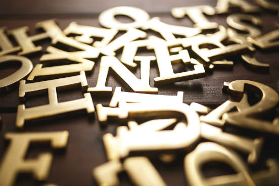 Outro dispositivo útil é o encadeamento, sugere o site The Memory Institute. Para guardar elementos numa determinada ordem, crie uma frase narrativa com eles. O ideal é que cada item puxe o outro por associação. Para gravar, nesta ordem, as palavras menina, panela, doze, abóbora e verde, por exemplo, você pode criar uma sentença como A menina vendeu uma panela por doze reais ao plantador de abóboras, que ainda estão verdes. A estrutura de encadeamento traz lógica para as palavras avulsas, além de facilitar a fixação de uma ordem. Outro dispositivo útil é o encadeamento, sugere o site The Memory Institute. Para guardar elementos numa determinada ordem, crie uma frase narrativa com eles. O ideal é que cada item puxe o outro por associação. Para gravar, nesta ordem, as palavras menina, panela, doze, abóbora e verde, por exemplo, você pode criar uma sentença como A menina vendeu uma panela por doze reais ao plantador de abóboras, que ainda estão verdes. A estrutura de encadeamento traz lógica para as palavras avulsas, além de facilitar a fixação de uma ordem.