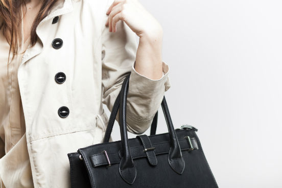 Vai levar uma bolsa ou pasta para a entrevista? Carregue-a sempre ao lado do corpo. Segundo Allan e Barbara Pease, o ideal é deixá-la à esquerda, para deixar a mão direita livre para apertos de mão. Ao se sentar, é uma péssima ideia colocar o objeto na frente do corpo, como uma barreira entre você e o recrutador. Isso transmite uma impressão de insegurança e ansiedade, pois deixa claro que está tentando se proteger e disfarçar o nervosismo, escrevem os autores. (Imagem: Thinkstock) Vai levar uma bolsa ou pasta para a entrevista? Carregue-a sempre ao lado do corpo. Segundo Allan e Barbara Pease, o ideal é deixá-la à esquerda, para deixar a mão direita livre para apertos de mão. Ao se sentar, é uma péssima ideia colocar o objeto na frente do corpo, como uma barreira entre você e o recrutador. Isso transmite uma impressão de insegurança e ansiedade, pois deixa claro que está tentando se proteger e disfarçar o nervosismo, escrevem os autores. (Imagem: Thinkstock)