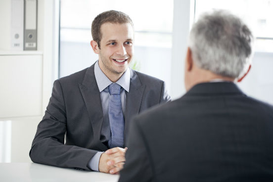 Ao fazer ou responder perguntas, não desvie o olhar do interlocutor nem abaixe a cabeça. De acordo com Camargo, o ideal é olhar para o rosto do entrevistador durante cerca de 70% do tempo, com foco no triângulo entre os olhos e a boca. Embora o cuidado seja essencial para transmitir confiança, é preciso tomar cuidado com a dose. Se você fixar exageradamente o olhar na outra pessoa, diz o especialista, ela pode se sentir desconfortável e constrangida. (Imagem: Thinkstock) Ao fazer ou responder perguntas, não desvie o olhar do interlocutor nem abaixe a cabeça. De acordo com Camargo, o ideal é olhar para o rosto do entrevistador durante cerca de 70% do tempo, com foco no triângulo entre os olhos e a boca. Embora o cuidado seja essencial para transmitir confiança, é preciso tomar cuidado com a dose. Se você fixar exageradamente o olhar na outra pessoa, diz o especialista, ela pode se sentir desconfortável e constrangida. (Imagem: Thinkstock)
