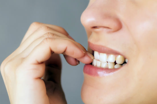 Na hora da entrevista, evite mexer no celular, roer unhas, morder a ponta de uma caneta ou brincar com colares, relógios e pulseiras. Segundo Barbara e Allan Pease, candidatos que não conseguem manter as mãos em repouso durante a conversa são frequentemente percebidos como inseguros e ansiosos. (Imagem: Thinkstock) Na hora da entrevista, evite mexer no celular, roer unhas, morder a ponta de uma caneta ou brincar com colares, relógios e pulseiras. Segundo Barbara e Allan Pease, candidatos que não conseguem manter as mãos em repouso durante a conversa são frequentemente percebidos como inseguros e ansiosos. (Imagem: Thinkstock)