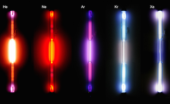 Uma família importante na tabela é a família dos Gases Nobres, formada pelo hélio (He), neônio (Ne), argônio (Ar), criptônio (Kr), xenônio (Xe) e radônio (Rn). Eles têm baixa reatividade e, por isso, são os únicos elementos encontrados em forma isolada na natureza. (Foto: Creative Commons)