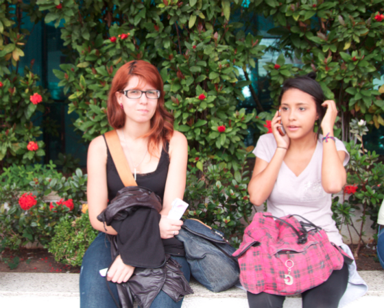 Giullia Chaves, 17 e Jéssica Niderauer, 21, ficaram presas no trânsito e por um minuto perderam o horário do exame. Bem que podiam dar alguns minutos de tolerância, reclamou Jéssica. Giullia Chaves, 17 e Jéssica Niderauer, 21, ficaram presas no trânsito e por um minuto perderam o horário do exame. Bem que podiam dar alguns minutos de tolerância, reclamou Jéssica.