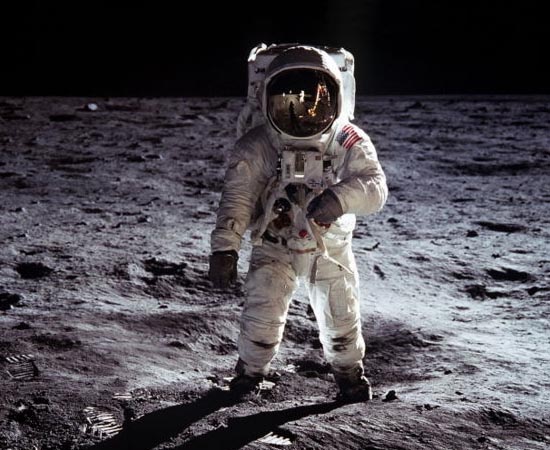 GUERRA FRIA - Estude sobre o Muro de Berlim, a Organização do Tratado do Atlântico Norte, o Pacto de Varsóvia, a Guerra da Coréia, a Guerra do Vietnã, a Revolução Cubana e a Corrida Espacial. GUERRA FRIA - Estude sobre o Muro de Berlim, a Organização do Tratado do Atlântico Norte, o Pacto de Varsóvia, a Guerra da Coréia, a Guerra do Vietnã, a Revolução Cubana e a Corrida Espacial.