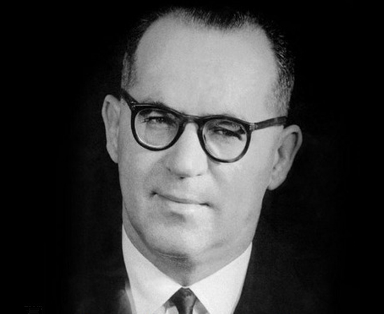 O autor de Manuelzão e Miguilim é considerado um dos maiores intelectuais da literatura brasileira, não por acaso. Aos 16 anos, já estava inscrito no curso de medicina na Universidade de Minas Gerais, onde se formou. Começou a estudar francês com apenas seis anos de idade, mas ao longo de sua vida estudou idiomas como esperanto, húngaro, finlandês e muitas outras. Foto: Wikicommons O autor de Manuelzão e Miguilim é considerado um dos maiores intelectuais da literatura brasileira, não por acaso. Aos 16 anos, já estava inscrito no curso de medicina na Universidade de Minas Gerais, onde se formou. Começou a estudar francês com apenas seis anos de idade, mas ao longo de sua vida estudou idiomas como esperanto, húngaro, finlandês e muitas outras. Foto: Wikicommons