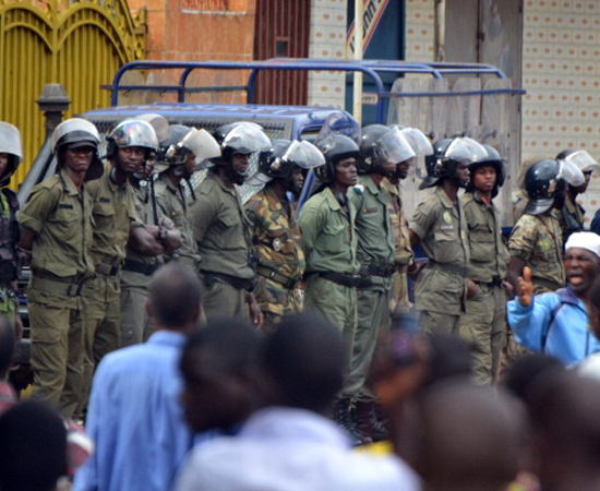 178ª posição - GUINÉ (0,344). A população deste país do leste africano sofre com um governo militar autoritário, conflitos com países vizinhos, e falta de investimentos em educação, saneamento básico e infraestrutura. 178ª posição - GUINÉ (0,344). A população deste país do leste africano sofre com um governo militar autoritário, conflitos com países vizinhos, e falta de investimentos em educação, saneamento básico e infraestrutura.