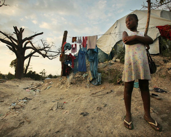 Em 2012, os candidatos tiveram que produzir um texto sobre imigração no país. A prova trazia como texto de apoio um trecho do site do Museu de Imigração explicando o contexto dos movimentos imigratórios para o Brasil e dois outros textos sobre a imigração de bolivianos e de haitianos em direção ao Brasil. Havia também um mapa com o trajeto percorrido por haitianos para entrada no Brasil a partir do Acre. Muitos estudantes que fizeram a prova disseram que foram "pegos de surpresa" com o tema. Mas, pelo menos para os leitores do Guia do Estudante, a questão não foi novidade. No primeiro semestre daquele ano, o GUIA DO ESTUDANTE ATUALIDADES fez uma matéria que abordava a questão do crescimento da entrada de estrangeiros no Brasil nos últimos anos.<span> <a href="https://preprod.guiadoestudante.abril.com.br/enem/a-migracao-sob-o-impacto-da-crise/" target="_blank" rel="noopener">Ela pode ser conferida aqui</a>. Também entrevistamos</span> estudantes que tiraram nota acima de 900 pontos para saber o que eles fizeram para ir bem na prova. <a href="https://preprod.guiadoestudante.abril.com.br/blog/redacao-para-o-enem-e-vestibular/veja-dicas-dos-estudantes-que-tiraram-mais-de-900-pontos-na-redacao-do-enem-2012-e-prepare-se/" target="_blank" rel="noopener">Vale a pena dar uma conferida nas dicas</a>! Em 2012, os candidatos tiveram que produzir um texto sobre imigração no país. A prova trazia como texto de apoio um trecho do site do Museu de Imigração explicando o contexto dos movimentos imigratórios para o Brasil e dois outros textos sobre a imigração de bolivianos e de haitianos em direção ao Brasil. Havia também um mapa com o trajeto percorrido por haitianos para entrada no Brasil a partir do Acre. Muitos estudantes que fizeram a prova disseram que foram "pegos de surpresa" com o tema. Mas, pelo menos para os leitores do Guia do Estudante, a questão não foi novidade. No primeiro semestre daquele ano, o GUIA DO ESTUDANTE ATUALIDADES fez uma matéria que abordava a questão do crescimento da entrada de estrangeiros no Brasil nos últimos anos.<span> <a href="https://preprod.guiadoestudante.abril.com.br/enem/a-migracao-sob-o-impacto-da-crise/" target="_blank" rel="noopener">Ela pode ser conferida aqui</a>. Também entrevistamos</span> estudantes que tiraram nota acima de 900 pontos para saber o que eles fizeram para ir bem na prova. <a href="https://preprod.guiadoestudante.abril.com.br/blog/redacao-para-o-enem-e-vestibular/veja-dicas-dos-estudantes-que-tiraram-mais-de-900-pontos-na-redacao-do-enem-2012-e-prepare-se/" target="_blank" rel="noopener">Vale a pena dar uma conferida nas dicas</a>!