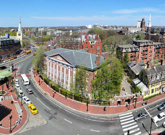 A universidade mais antiga dos Estados Unidos está constantemente no primeiro lugar da lista. Ela conta com a maior biblioteca dos EUA - que é uma das maiores do mundo também -, e foi a instituição de ensino de pessoas bastante influentes como Barack Obama, Franklin Roosevelt, John Kennedy, Mark Zuckerberg e muitos outros.