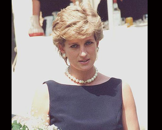 A princesa Diana, seu namorado Dodi Al Fayed e o motorista que os conduzia morrem após o carro em que estavam se chocar contra uma pilastra do túnel sob a Ponte LAlma, na capital francesa. O casal fugia de fotógrafos em alta velocidade quando o acidente aconteceu. O funeral da princesa, em 6 de setembro, foi transmitido para 1 bilhão de pessoas em todo o mundo. Diana havia sido esposa do príncipe Charles, com quem se casou em 1981 e de quem se separou 11 anos depois. A princesa Diana, seu namorado Dodi Al Fayed e o motorista que os conduzia morrem após o carro em que estavam se chocar contra uma pilastra do túnel sob a Ponte LAlma, na capital francesa. O casal fugia de fotógrafos em alta velocidade quando o acidente aconteceu. O funeral da princesa, em 6 de setembro, foi transmitido para 1 bilhão de pessoas em todo o mundo. Diana havia sido esposa do príncipe Charles, com quem se casou em 1981 e de quem se separou 11 anos depois.