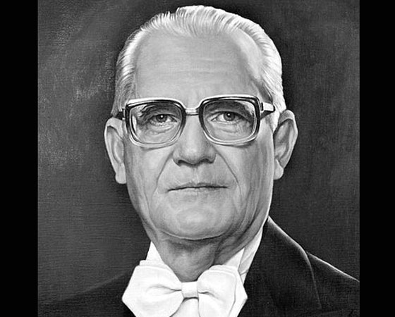 Em seus documentos, o ano de nascimento seria alterado para 1908, para que ele fosse admitido no Colégio Militar. Filho de um alemão que veio para o Brasil em 1890, tornou-se presidente por eleição indireta durante o regime militar e assumiu em março de 1974. Seu governo foi marcado pelo processo que ele chamou de abertura lenta, segura e gradual à democracia. Geisel faleceu em 1996. Em seus documentos, o ano de nascimento seria alterado para 1908, para que ele fosse admitido no Colégio Militar. Filho de um alemão que veio para o Brasil em 1890, tornou-se presidente por eleição indireta durante o regime militar e assumiu em março de 1974. Seu governo foi marcado pelo processo que ele chamou de abertura lenta, segura e gradual à democracia. Geisel faleceu em 1996.