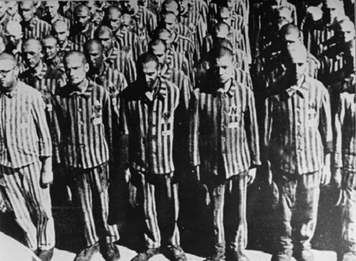 As vítimas mais lembradas desse genocídio são os judeus - seis milhões deles foram mortos pelos nazistas, massacre cruel e com lógica industrial. Mas o nazismo teve também outros povos como alvo. (Foto: Wikimedia Commons) As vítimas mais lembradas desse genocídio são os judeus - seis milhões deles foram mortos pelos nazistas, massacre cruel e com lógica industrial. Mas o nazismo teve também outros povos como alvo. (Foto: Wikimedia Commons)