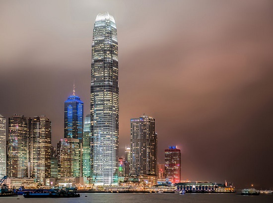 No final da década de 90, Inglaterra e Portugal devolveram Hong Kong e Macau para a China. As duas cidades-Estado se tornaram Regiões Administrativas Especiais da China, com relativa independência do restante do país e economia capitalista. Essa situação deve durar 50 anos, num modelo que Dèng Xiǎopíng batizou de Um país, dois Sistemas. (Foto: Wikimedia Commons) No final da década de 90, Inglaterra e Portugal devolveram Hong Kong e Macau para a China. As duas cidades-Estado se tornaram Regiões Administrativas Especiais da China, com relativa independência do restante do país e economia capitalista. Essa situação deve durar 50 anos, num modelo que Dèng Xiǎopíng batizou de Um país, dois Sistemas. (Foto: Wikimedia Commons)